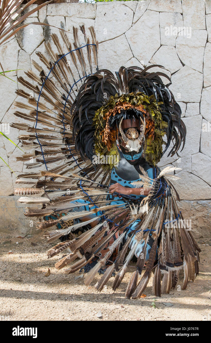 Tulum, Mexiko, 12. März 2017: Mann in Maya Indianerinnen Kostüm Stockfoto
