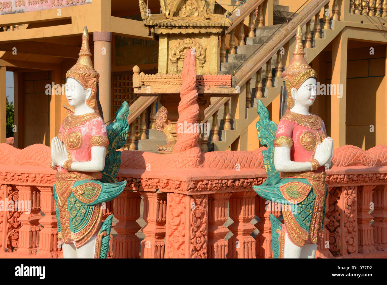 Lackierte buddhistische Tempel und Figuren, Tey Insel Koh Oknha, Kambodscha Stockfoto