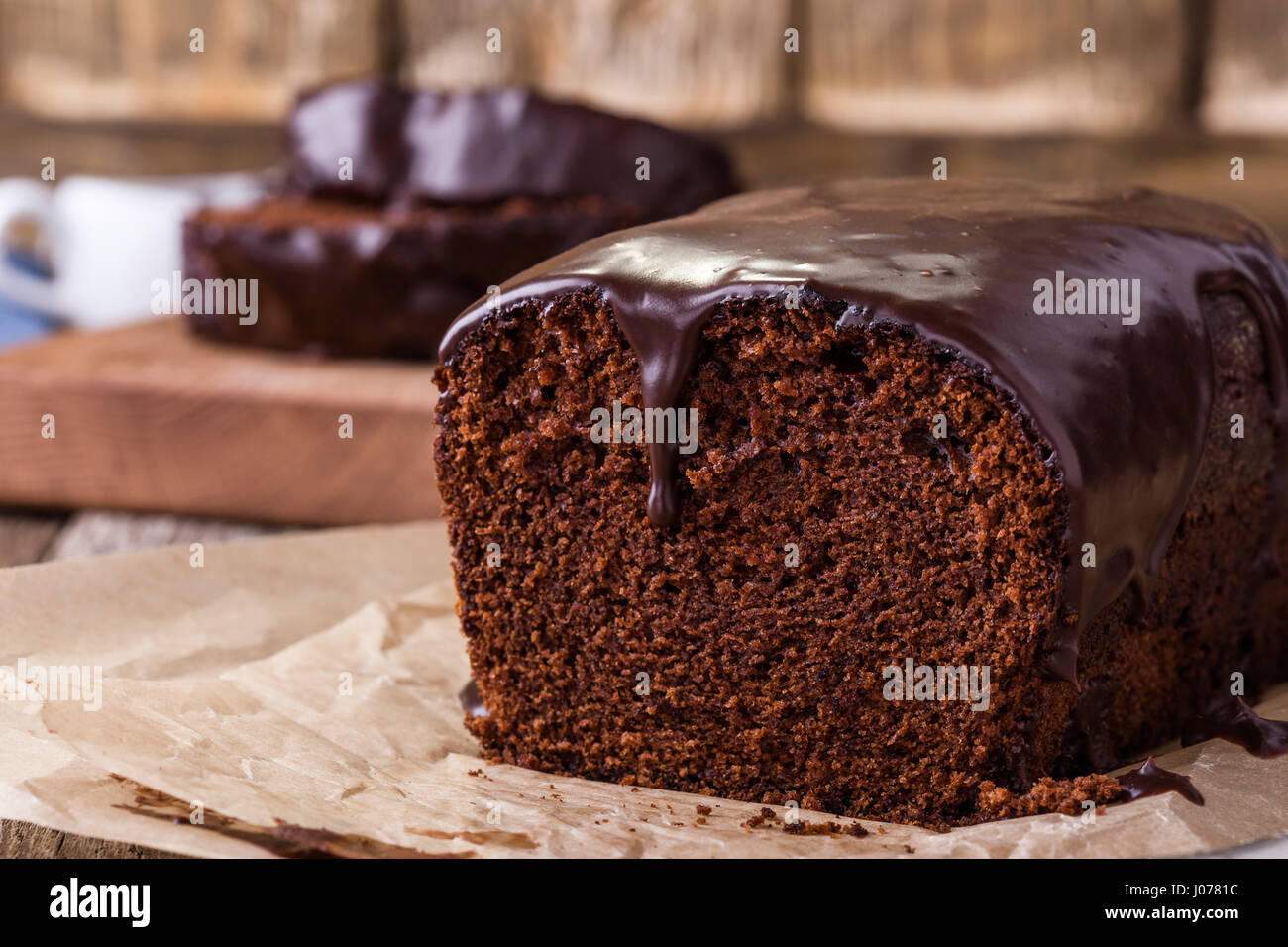 Hausgemachter Schokoladenkuchen auf Papier, rustikalen Stil Backen Stockfoto