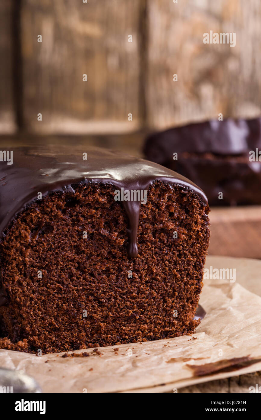 Hausgemachter Schokoladenkuchen auf Papier, rustikalen Stil Backen Stockfoto