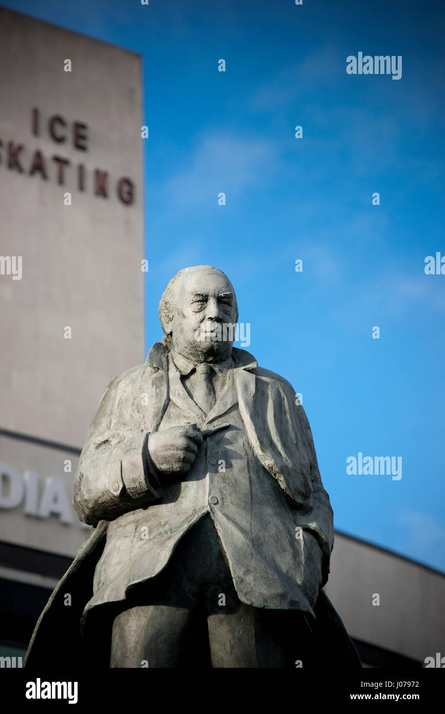 JB Priestley Statue, nationale Wissenschaft und Medien-Museum, Bradford, West Yorkshire Stockfoto