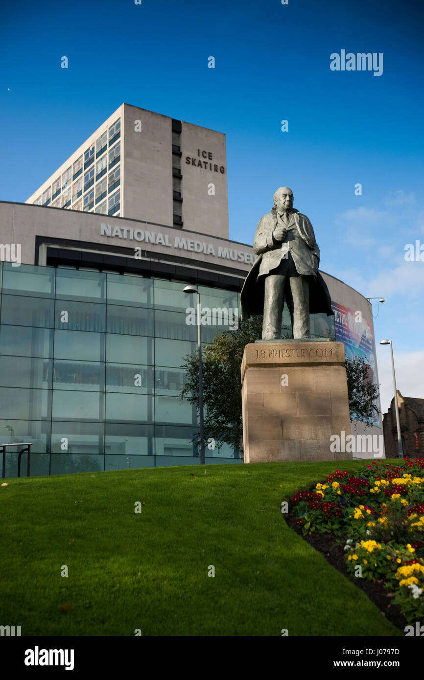 JB Priestley Statue, nationale Wissenschaft und Medien-Museum, Bradford, West Yorkshire Stockfoto