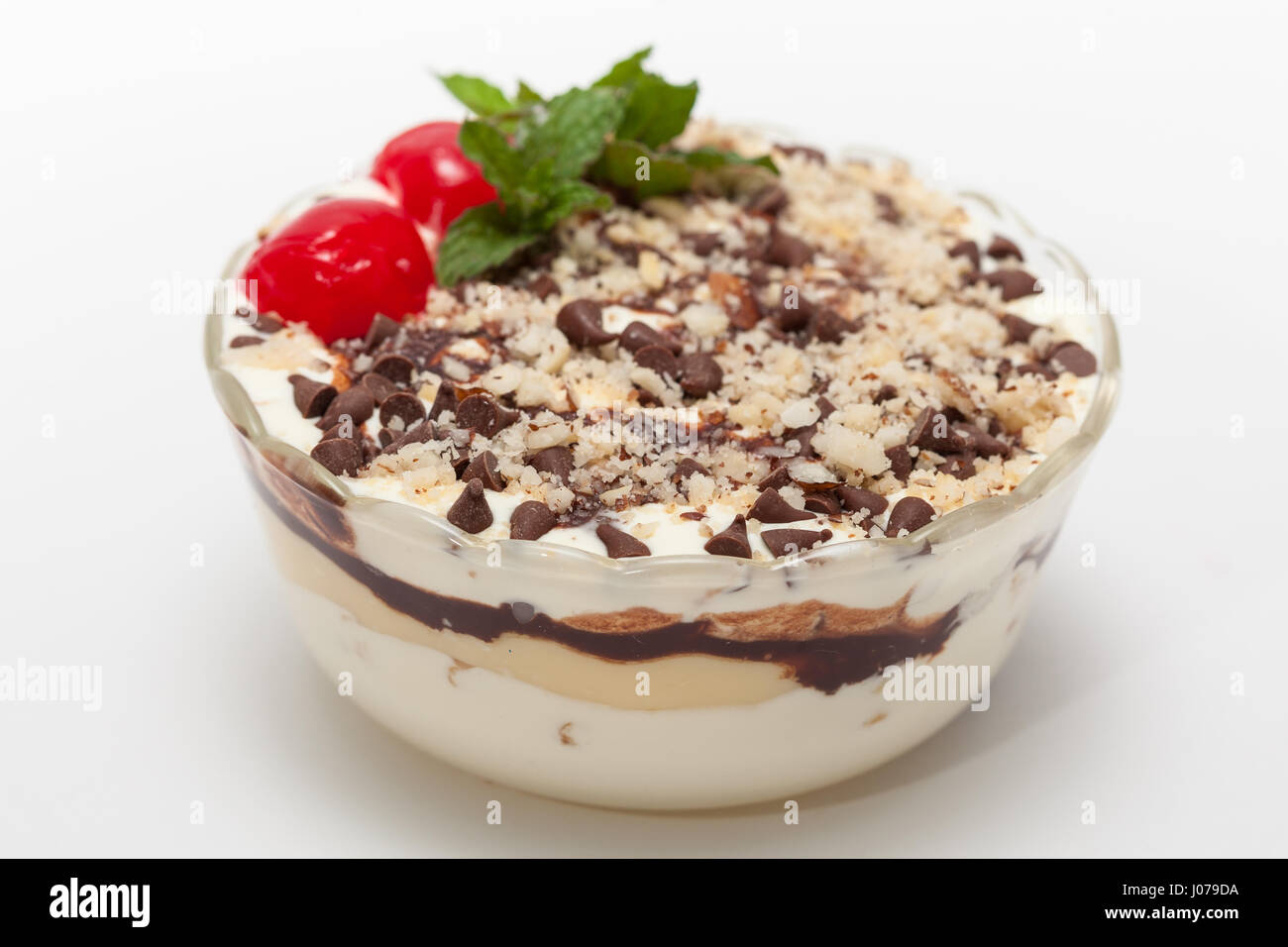 Napoleon-Dessert-Vorbereitung: Napoleon Dessert in einer durchsichtigen Schüssel verziert Stockfoto