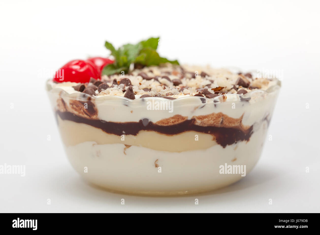 Napoleon-Dessert-Vorbereitung: Napoleon Dessert in einer durchsichtigen Schüssel verziert Stockfoto