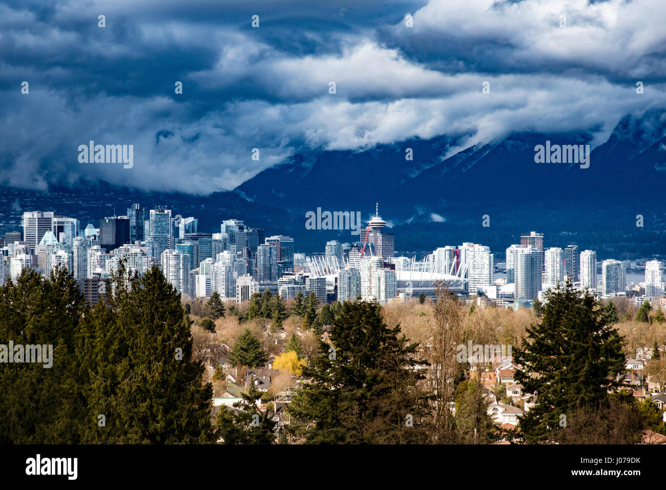 Ein Blick auf die Stadt Vancouver von der Spitze der Queen Elizabeth Park. Im Hintergrund sehen Sie die North Shore Mountains in Wolken bedeckt. Stockfoto