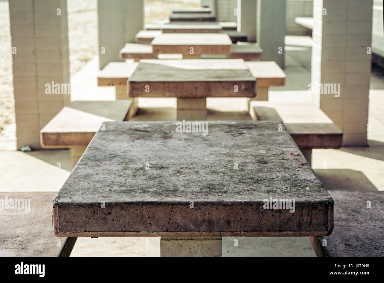 Konkrete Picknick-Tische hintereinander. Stockfoto