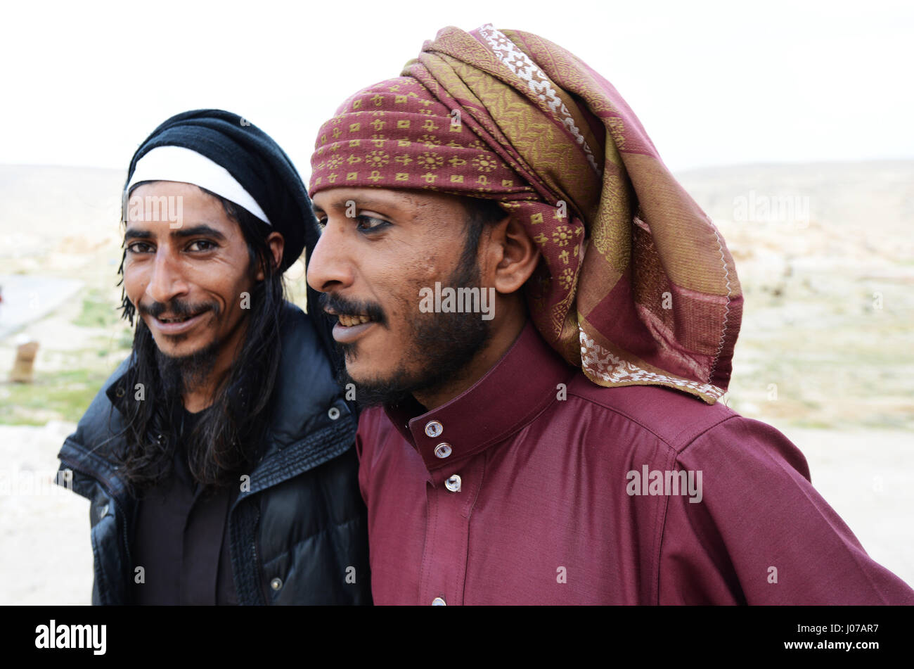 Jungen Beduinen Männer tragen ein traditionelles Eyeliner genannt Kohel. Stockfoto