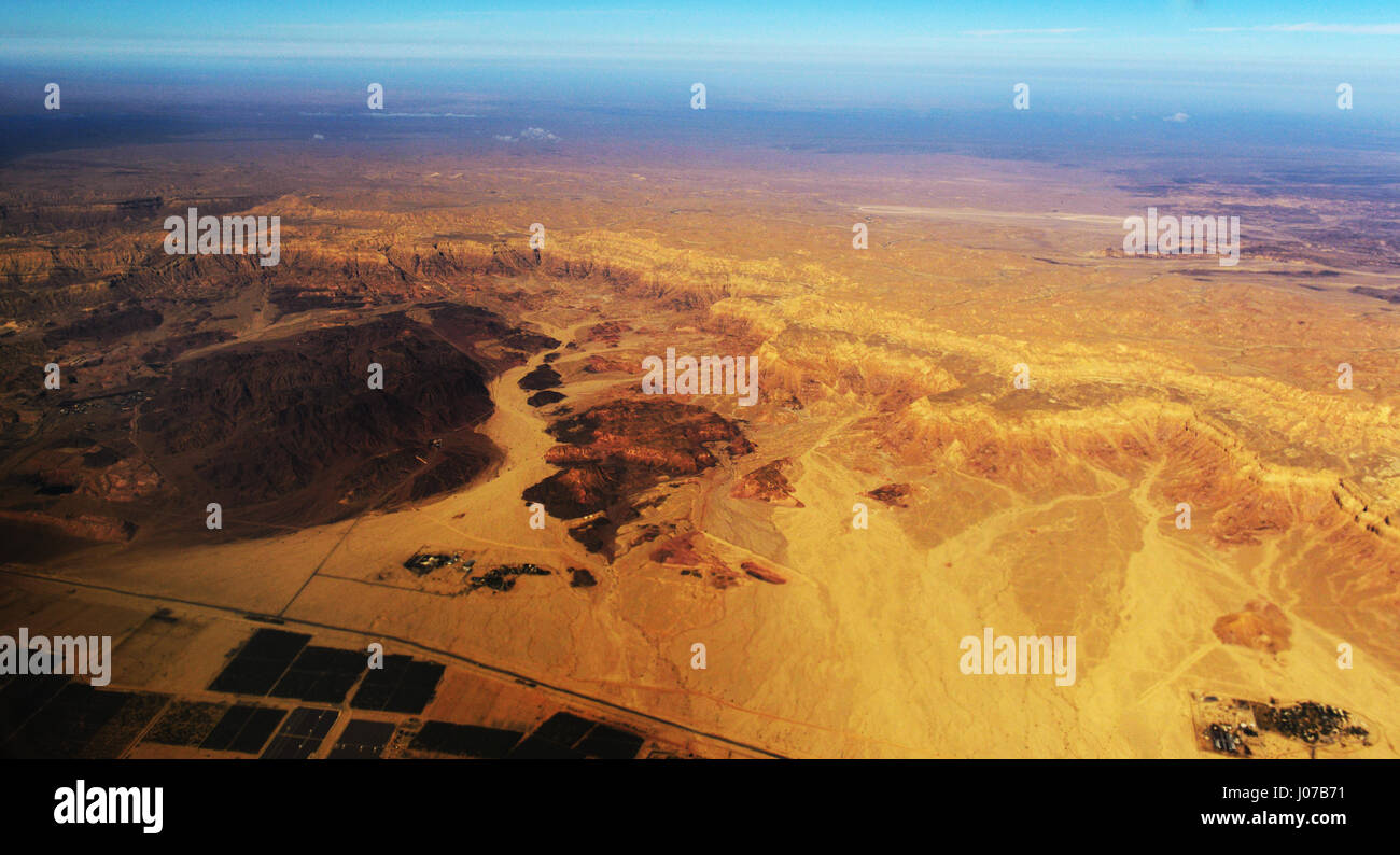 Eine Luftaufnahme des israelischen Moshav Elifaz und Timna Park in der Arava-Wüste in Israel. Stockfoto