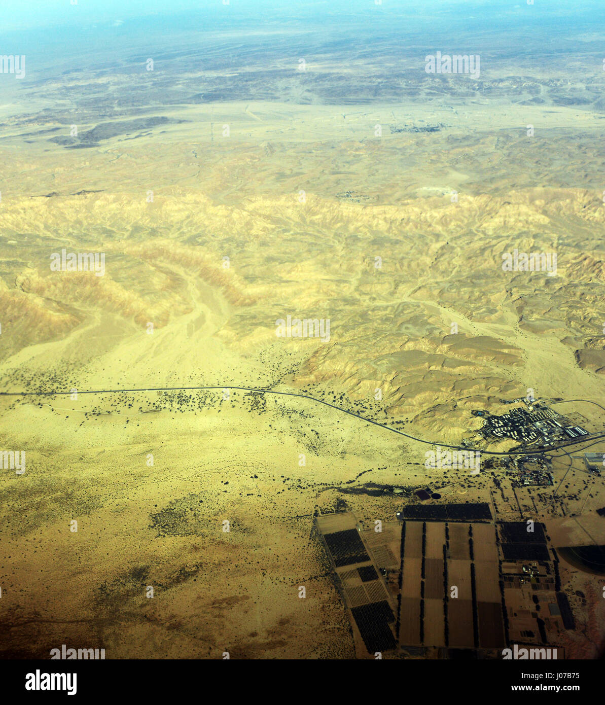 Luftaufnahme des israelischen Kibbuz Yotvata in der Arava-Wüste. Stockfoto