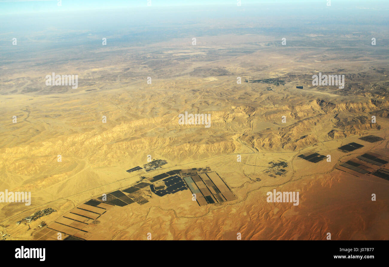 Eine Luftaufnahme der Araba Wüste in Israel. Kibbuz Lotan, Ketura und Grofit. Stockfoto