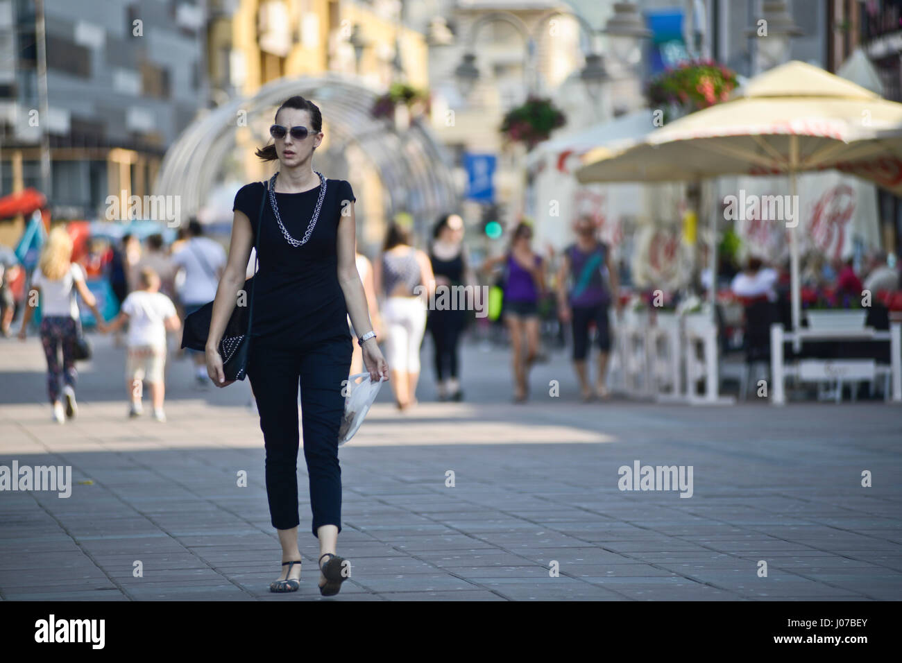 Brunette Mädchen wandern in König Milan Square, Nis, Serbien Stockfoto