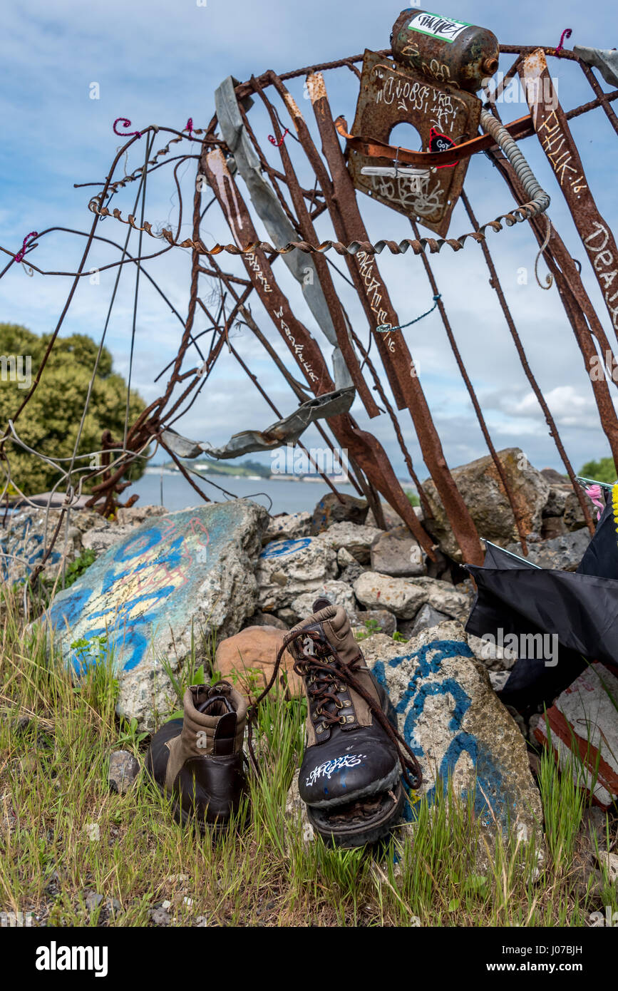 Eine verlassene paar Wandern Stiefel mit ausgefressene alleiniger Ruhe in Frieden einen ehemaligen Schrottplatz / Müllkippe von San Francisco Bay bei der Albany-Lampe Stockfoto