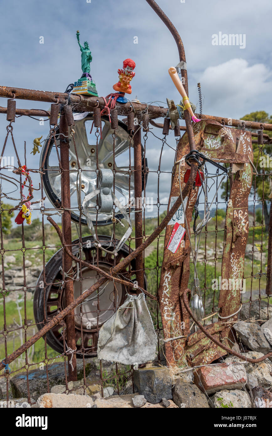 Bett Federn drehte sich zur Seite bieten die Leinwand recyceltem Müll Kunst Plastikfiguren, Radkappen. Albany Birne Kunstpark an der San Francisco Bay Stockfoto