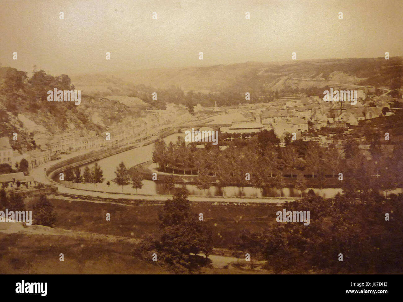 Der Titel „Châteauli seconde moitié XIXe inconnu“ bezieht sich wahrscheinlich auf ein Kunstwerk oder Objekt aus der zweiten Hälfte des 19. Jahrhunderts, das möglicherweise eine französische château oder historische Stätte umfasst. Für eine detaillierte Beschreibung sind weitere Informationen erforderlich. Stockfoto