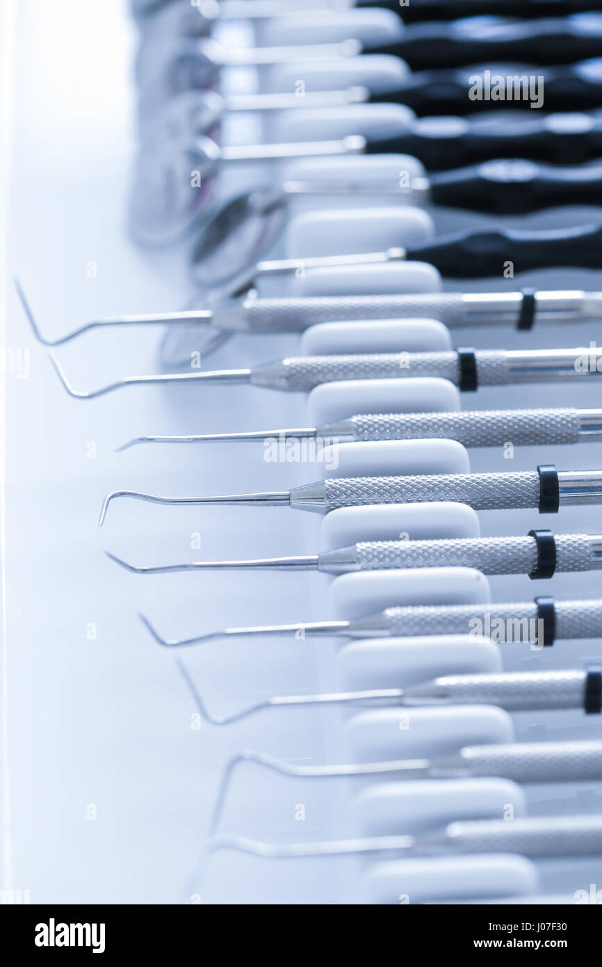 Explorative Dentalwerkzeuge - dental Explorer, parodontale Sonde, Mundspiegel Stockfoto