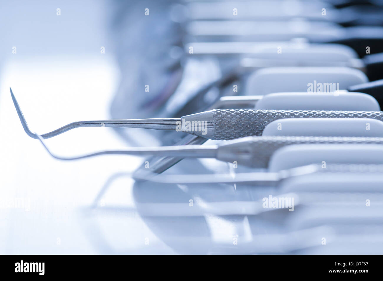 Explorative Dentalwerkzeuge - dental Explorer, parodontale Sonde, Mundspiegel Stockfoto