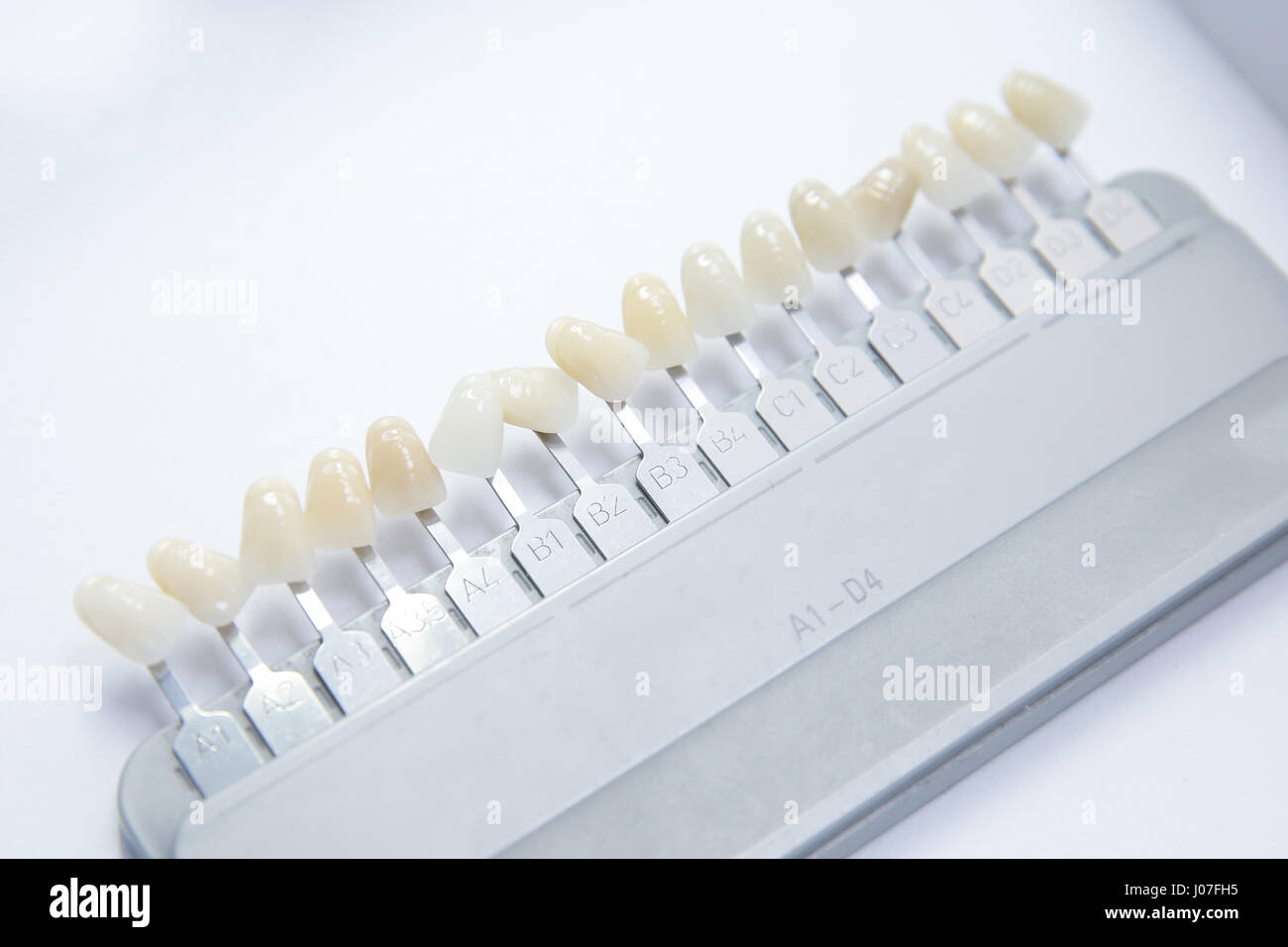 Zahnersatz und Implantat-Produktion: falsche Zähne Farbe Proben Stockfoto