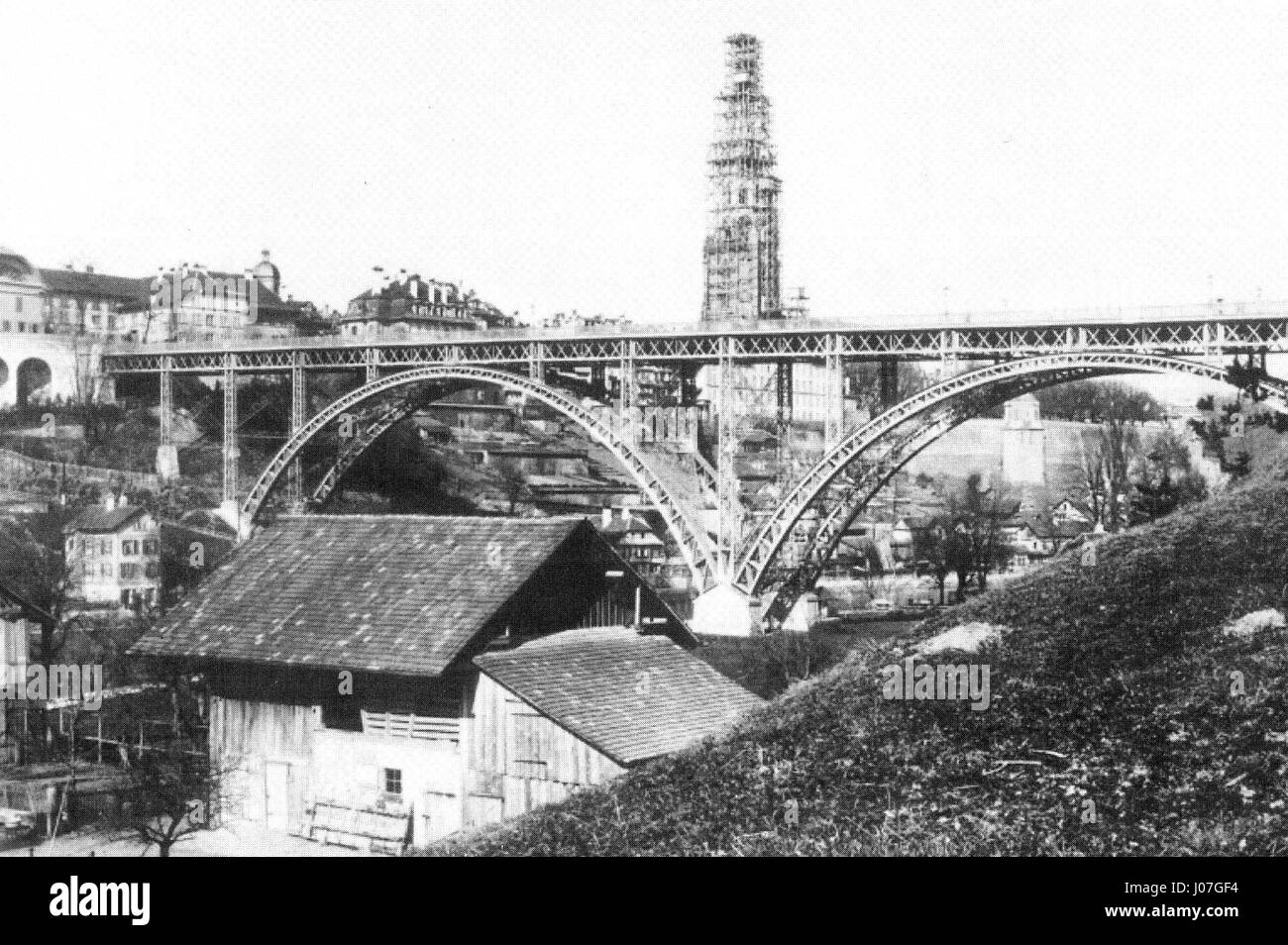 Dieses historische Bild zeigt die Berner Kirchenfeldbrücke und den Münster Dom von 1893. Das Foto zeigt die ikonische Brücke und die berühmte gotische Architektur des Doms, bedeutende Wahrzeichen in der Schweizer Hauptstadt. Stockfoto