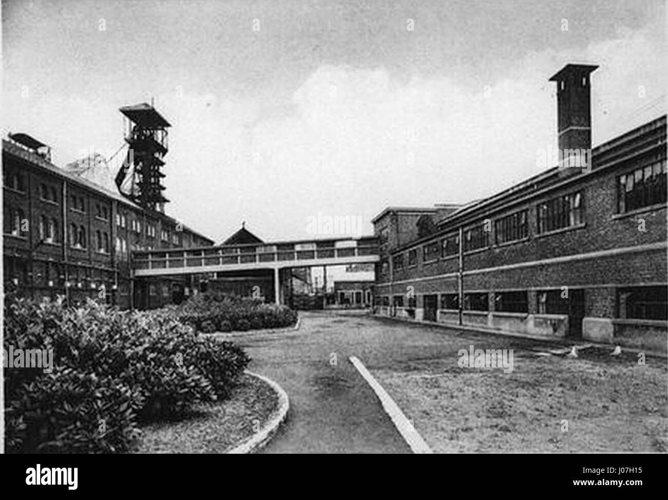 „Charbonnage n°8 du Gouffre“ zeigt ein Kohlebergwerk aus dem späten 19. Jahrhundert, das die Industrialisierung Frankreichs veranschaulicht. Die Arbeit betont die arbeitsintensiven Bedingungen des Kohlebergbaus und seine Rolle in der französischen Industriegeschichte. Stockfoto