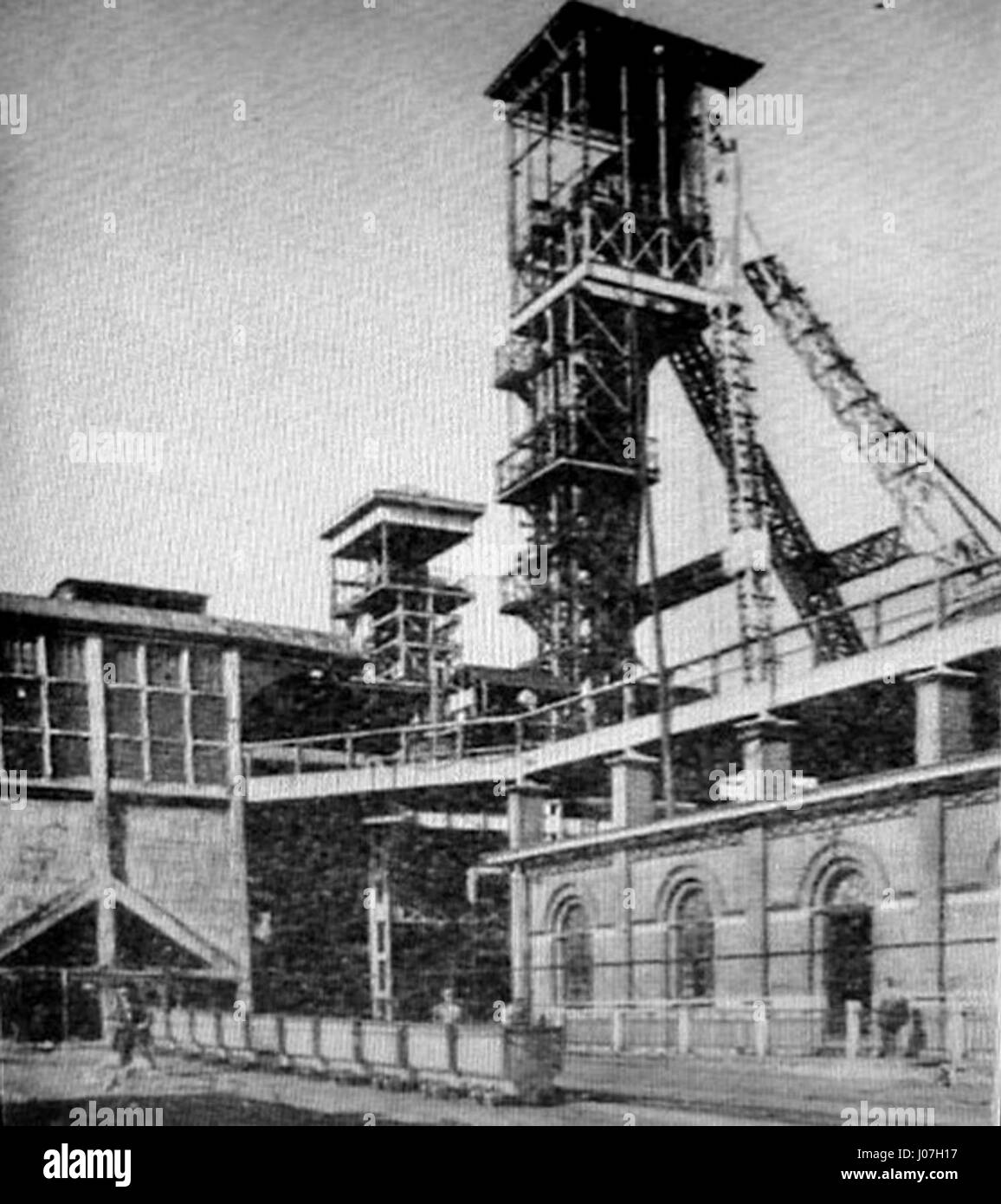 Die *Charbonnage Nr.7 du Gouffre* bezieht sich auf ein Kohlebergwerk in Frankreich. Das Bild zeigt die industrielle Bedeutung des Kohlebergbaus im 19. Jahrhundert und zeigt sowohl die arbeitsintensive Arbeit als auch die wirtschaftliche Bedeutung der Kohleförderung für die Region. Stockfoto