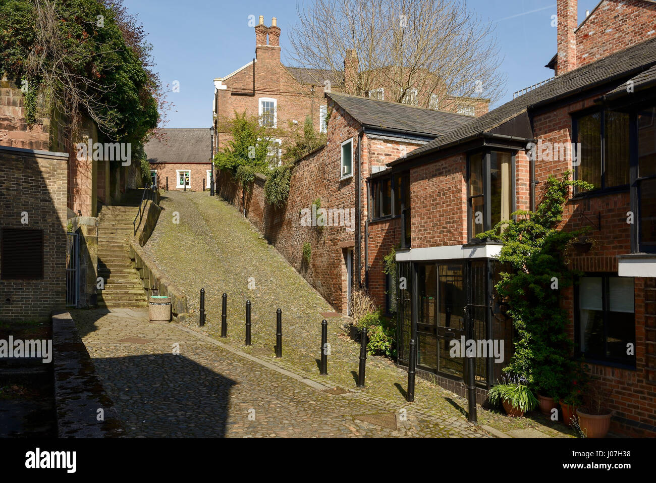 Str. Marys Hill in Chester City Centre UK gilt als eine der steilsten Straßen der Welt Stockfoto