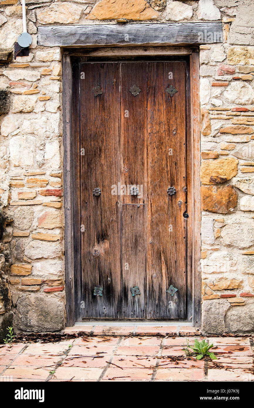 Eine verwitterte, alte Tür in einem Texas-Missionen Stockfoto