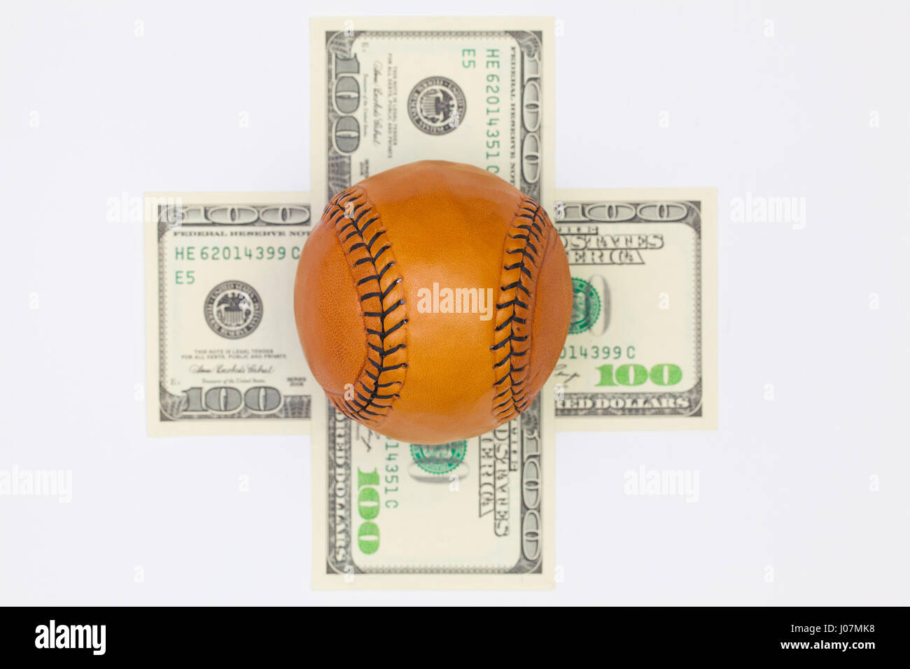 Lederball Baseball und us-Dollar-Banknoten auf dem weißen Tisch. Flache Laien Fotografie Stockfoto
