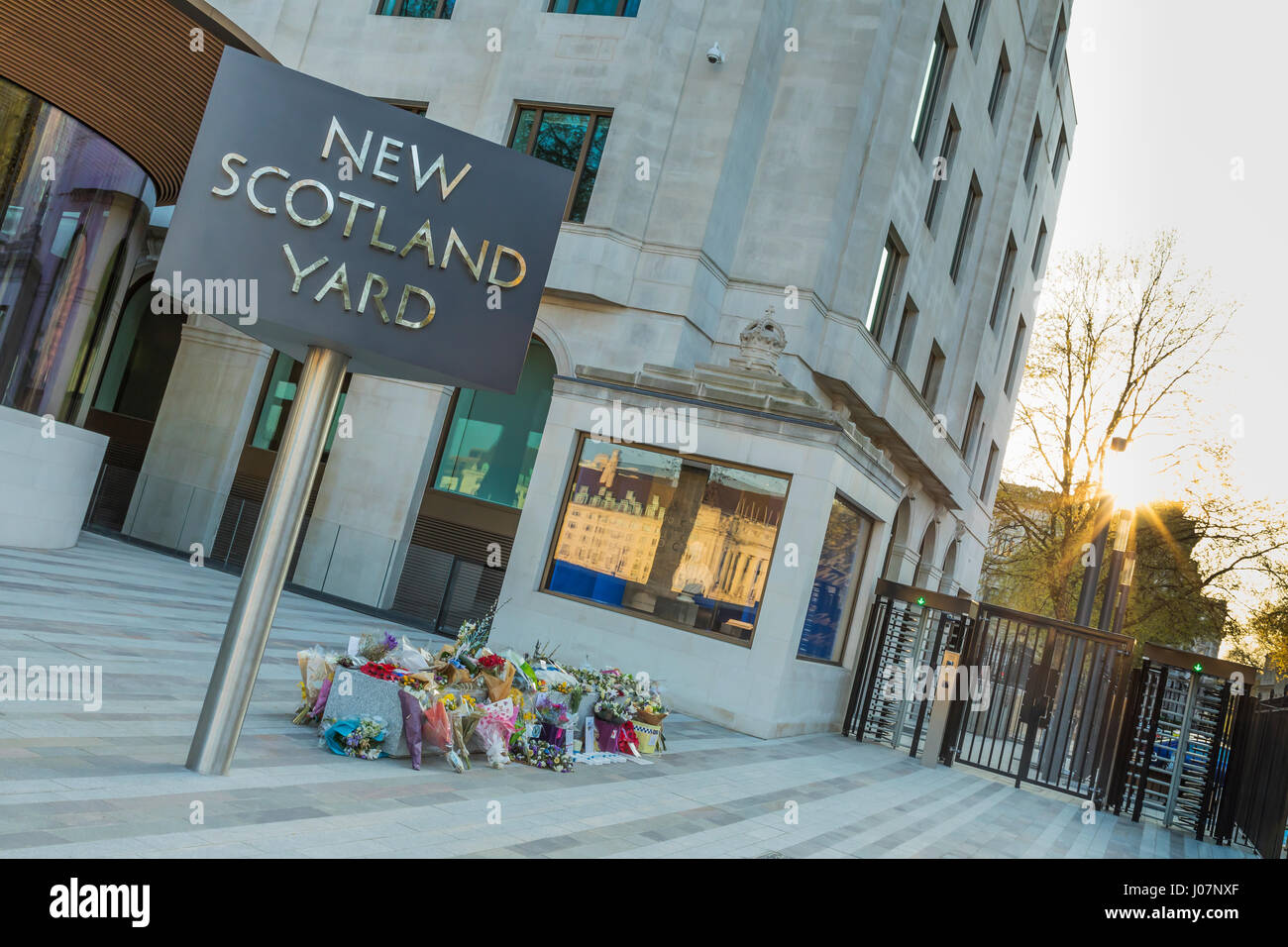 Die floral Tribute für PC Keith Palmer Hauptquartier der Metropolitan Police in Westminster, London, UK Stockfoto