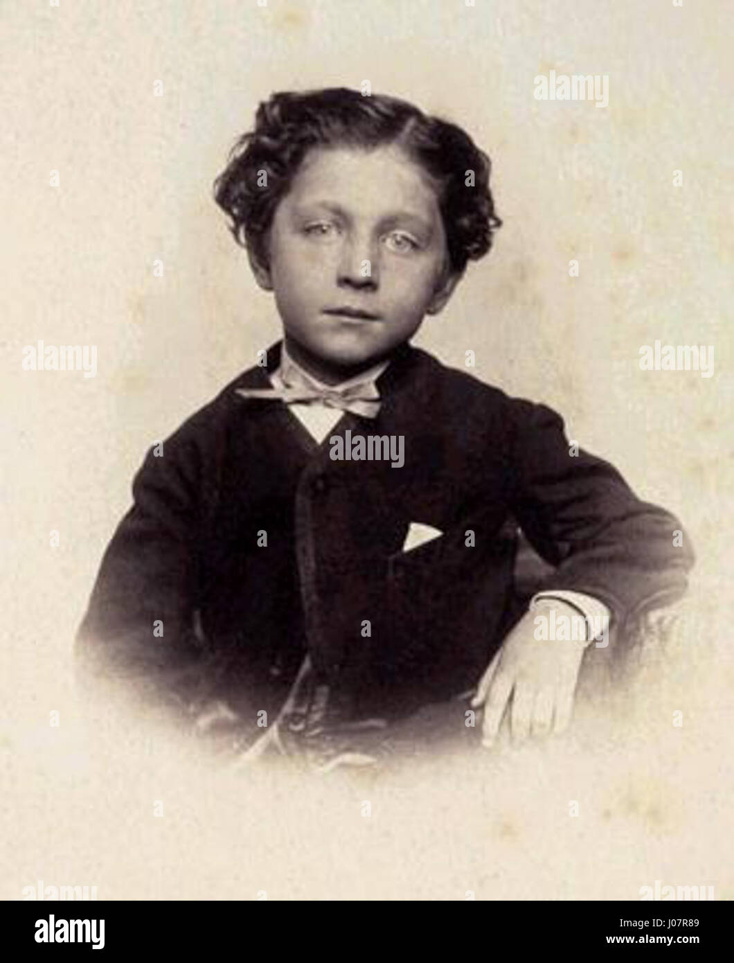 Dieses Porträt von Napoléon Eugène Bonaparte aus dem Jahr 1864, dem Sohn Napoleons III., fängt sein würdevolles Aussehen als junger Prinz ein. Das Gemälde spiegelt den historischen Kontext der französischen Monarchie und der Bonaparte-Dynastie wider. Stockfoto