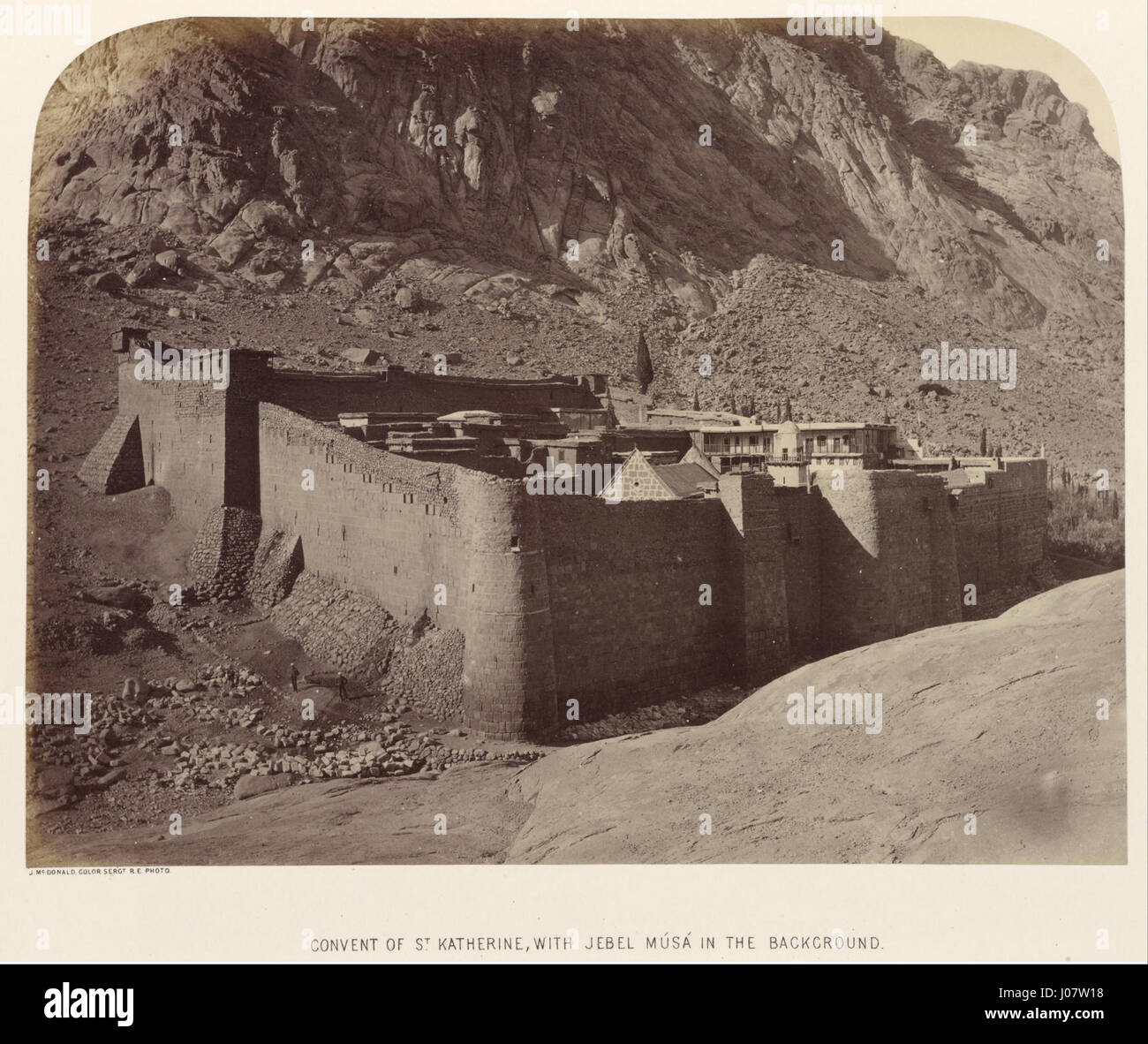 Ein Foto von Sgt. James M. McDonald vor dem Kloster St. Katherine, mit Jebel Musa (Mount Moses) im Hintergrund, das einen historischen Moment festnimmt. Stockfoto