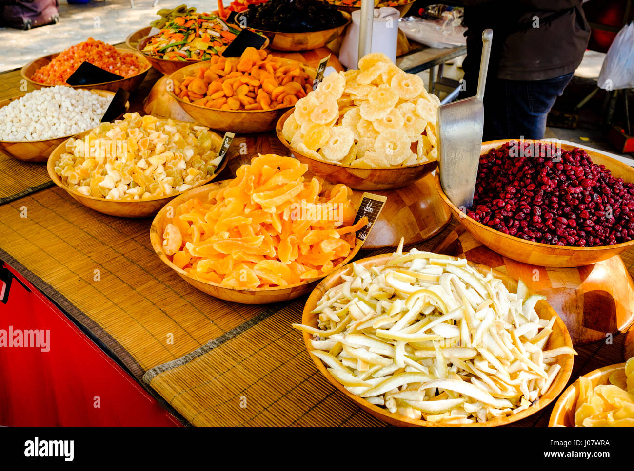 Eine Auswahl an Trockenfrüchten zum Verkauf auf einem Bauernmarkt in der Place Carnot, Carcassonne in Südfrankreich Stockfoto