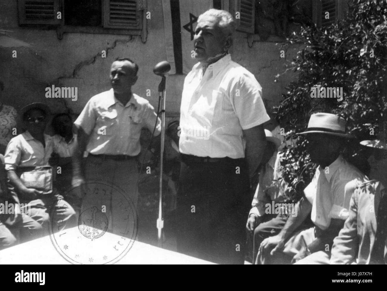 Zahra Zaki Bushehri - Woman ist ein zeitgenössisches Gemälde der iranischen Künstlerin Zahra Zaki Bushehri. Das Kunstwerk fängt das Wesen der Weiblichkeit ein und zeigt eine Frau mit einer starken emotionalen Präsenz, die sich auf den Ausdruck und die Details des Gesichts konzentriert. Stockfoto