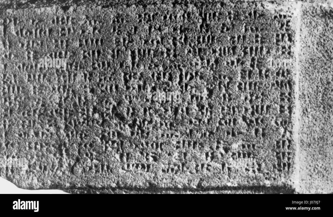 Eine Urartu-Tafel mit antiker Keilschrift, die auf das urartianische Königreich im 8. Jahrhundert v. Chr. zurückgeht. Die Tafel bietet wichtige Einblicke in die Sprache und Kultur dieser alten Zivilisation. Stockfoto