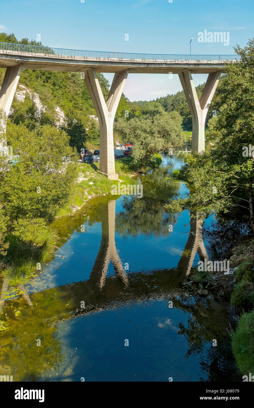 Brücke über den Fluss Korana in Rastoke Dorf, Kroatien Stockfoto