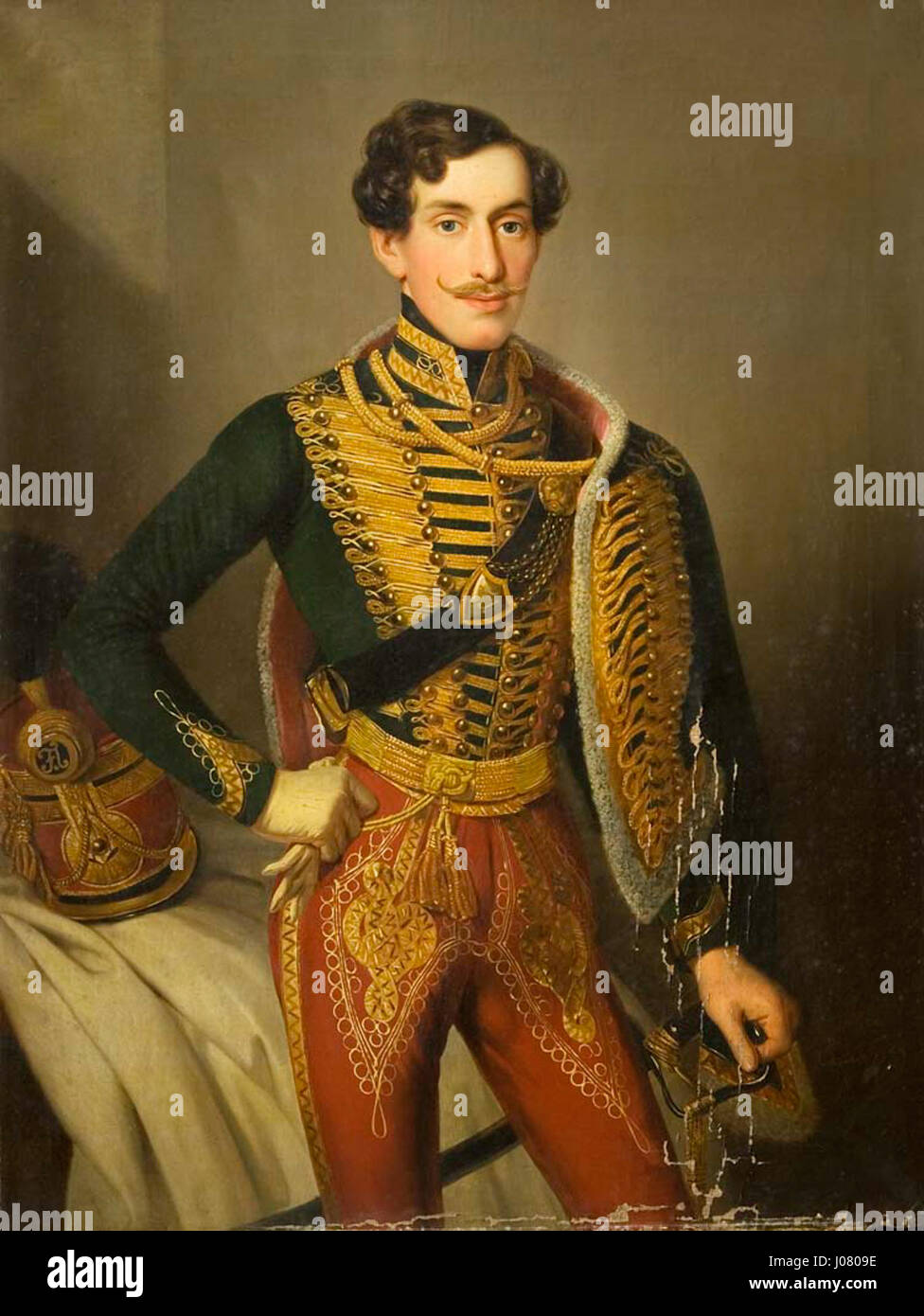 „Österreichisches Standbildnis in Paradeuniform“ von Johann Frankenberger zeigt eine Figur in österreichischer Paradeuniform. Das Gemälde spiegelt das Können des Künstlers wider, die detaillierten Insignien und zeremonielle Kleidung für diese Zeit festzuhalten. Stockfoto