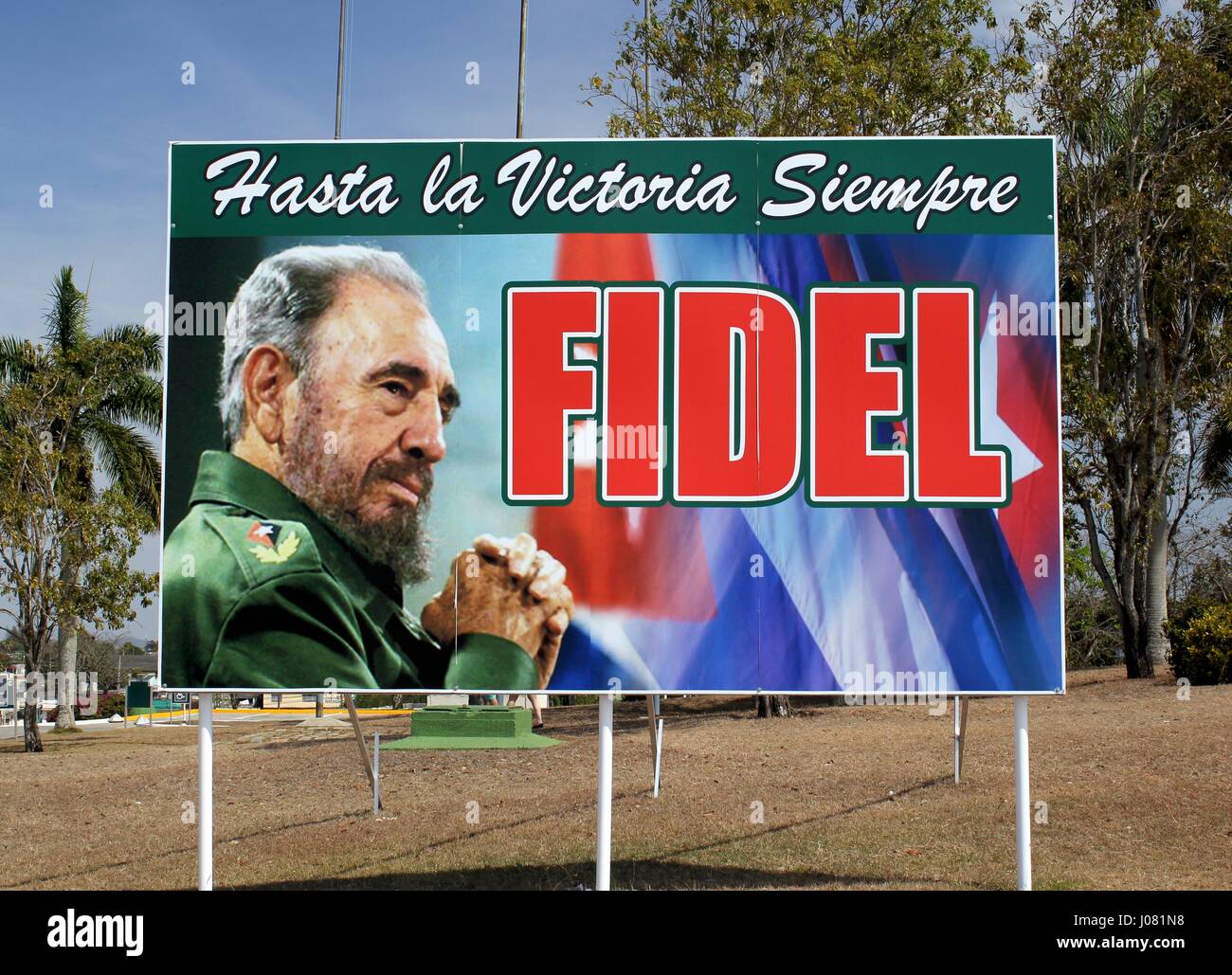 Ein Horten zeigt den Namen und das Bild von Fidel Castro mit den Worten "Hasta La Victoria Siempre" in der Nähe ches-Denkmals in Santa Clara Stockfoto