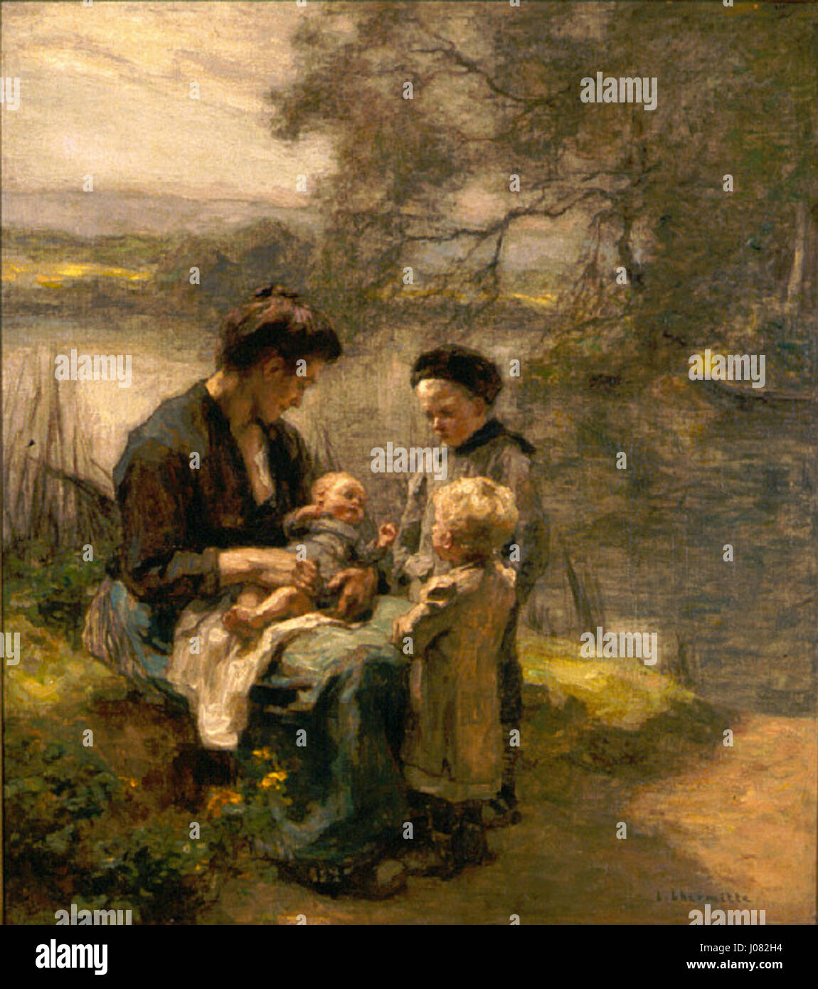 Léon Augustin Lhermittes Frau mit Kind und zwei Kindern zeigt eine Mutter, die von ihren Kindern umgeben ist, in einer natürlichen Umgebung. Das Gemälde veranschaulicht die Fokussierung des Künstlers auf das ländliche Leben und die mütterliche Bindung im 19. Jahrhundert. Stockfoto