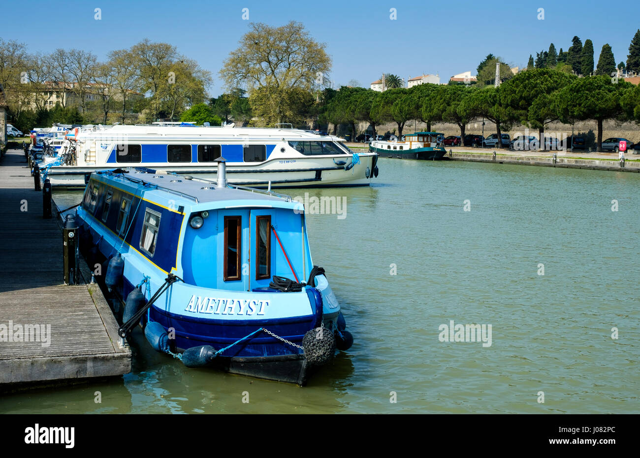 Sportboote gefesselt in den Kanal-Becken auf dem Canal du Midi in Carcassonne, Frankreich Stockfoto