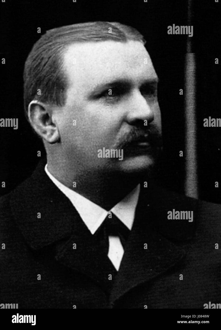 Hilmar Mückenberger ist ein deutscher Künstler, der für seine zeitgenössischen Arbeiten bekannt ist, die Themen Identität, Kultur und menschliche Emotionen thematisieren. Seine Werke weisen oft kühne Ausdrucksformen auf und kombinieren traditionelle und moderne Techniken. Stockfoto