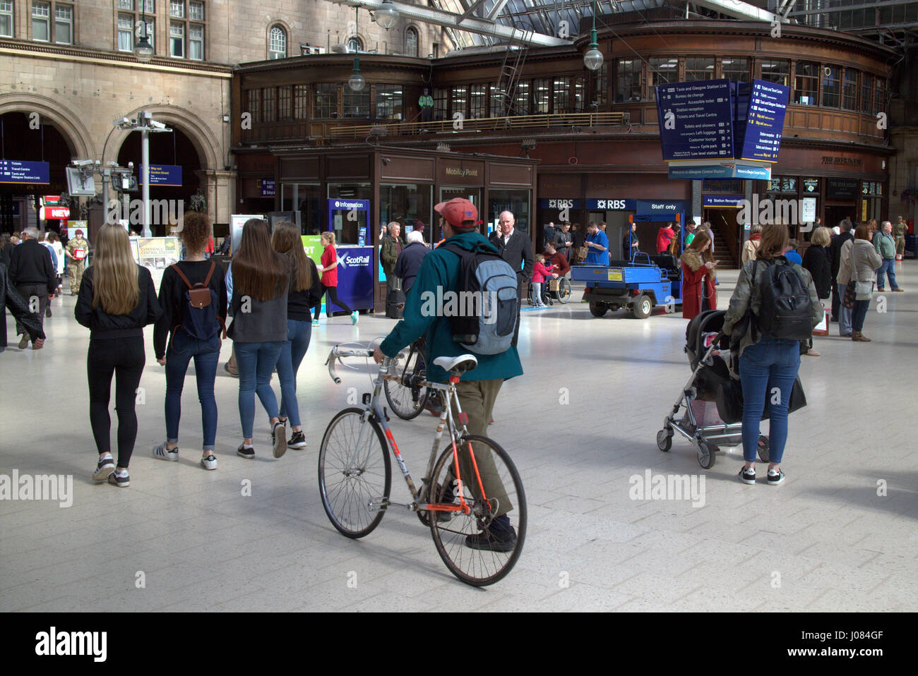 Zentralen Glasgow Bahn Bahnhof Zusammentreffen mit Radfahrer und Fahrrad Stockfoto