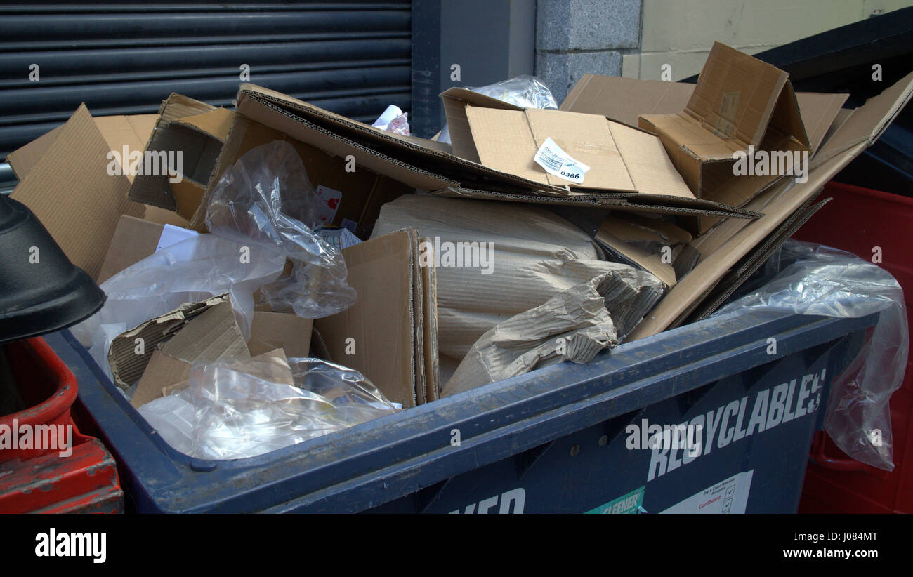 Müllcontainer bin von recyclebaren Karton voll überfüllt Stockfoto