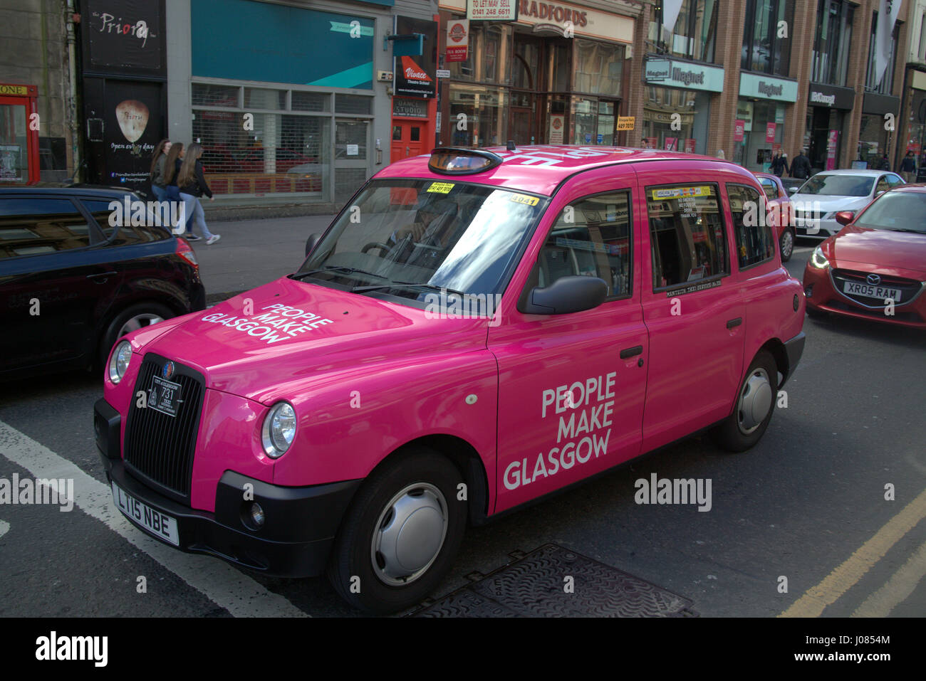 Menschen machen Glasgow rosa Taxi Taxi auf der Straße in Schottland Stockfoto