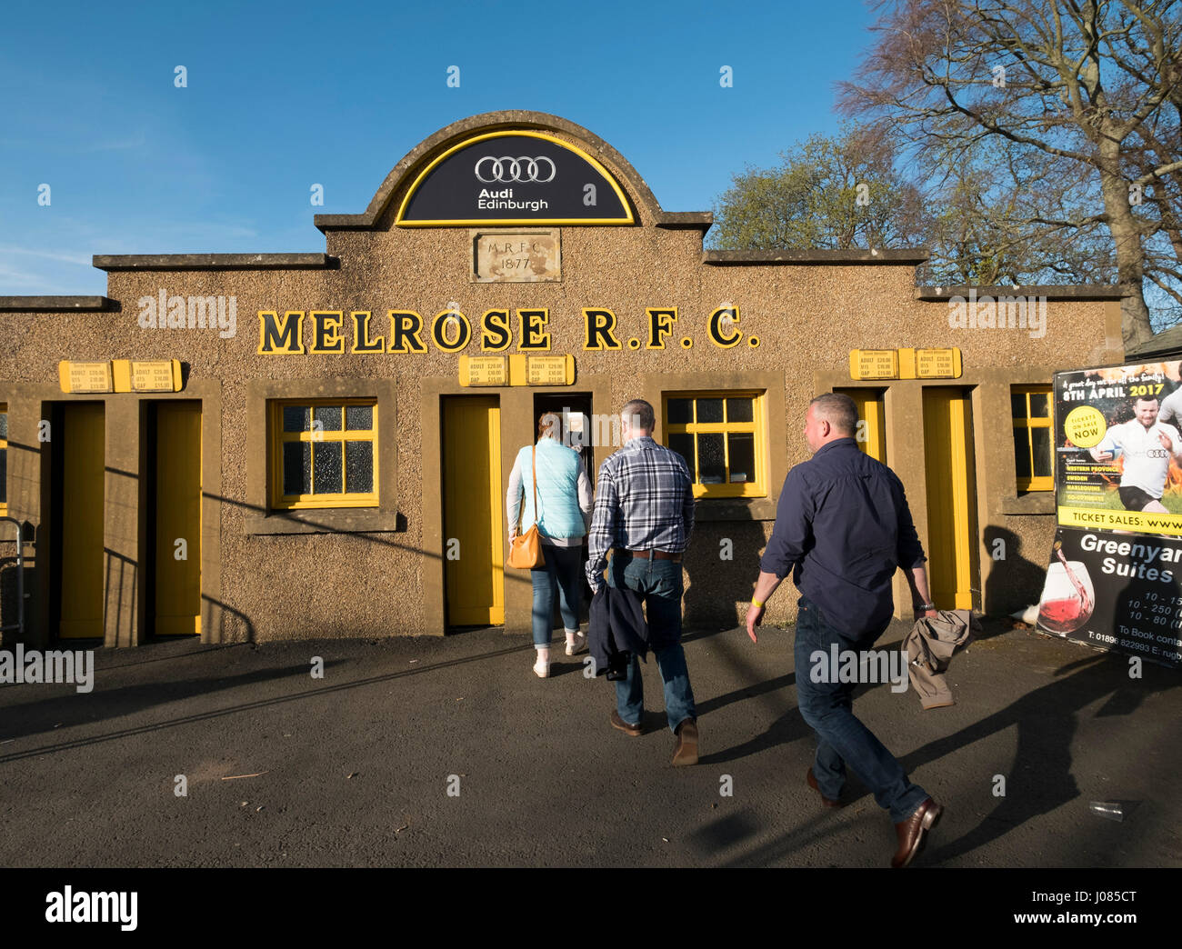Zuschauer gehen durch die Drehkreuze an den Greenyards zu sehen, der Melrose Siebener-Rugby-Turnier, Melrose, Scottish Borders. Stockfoto