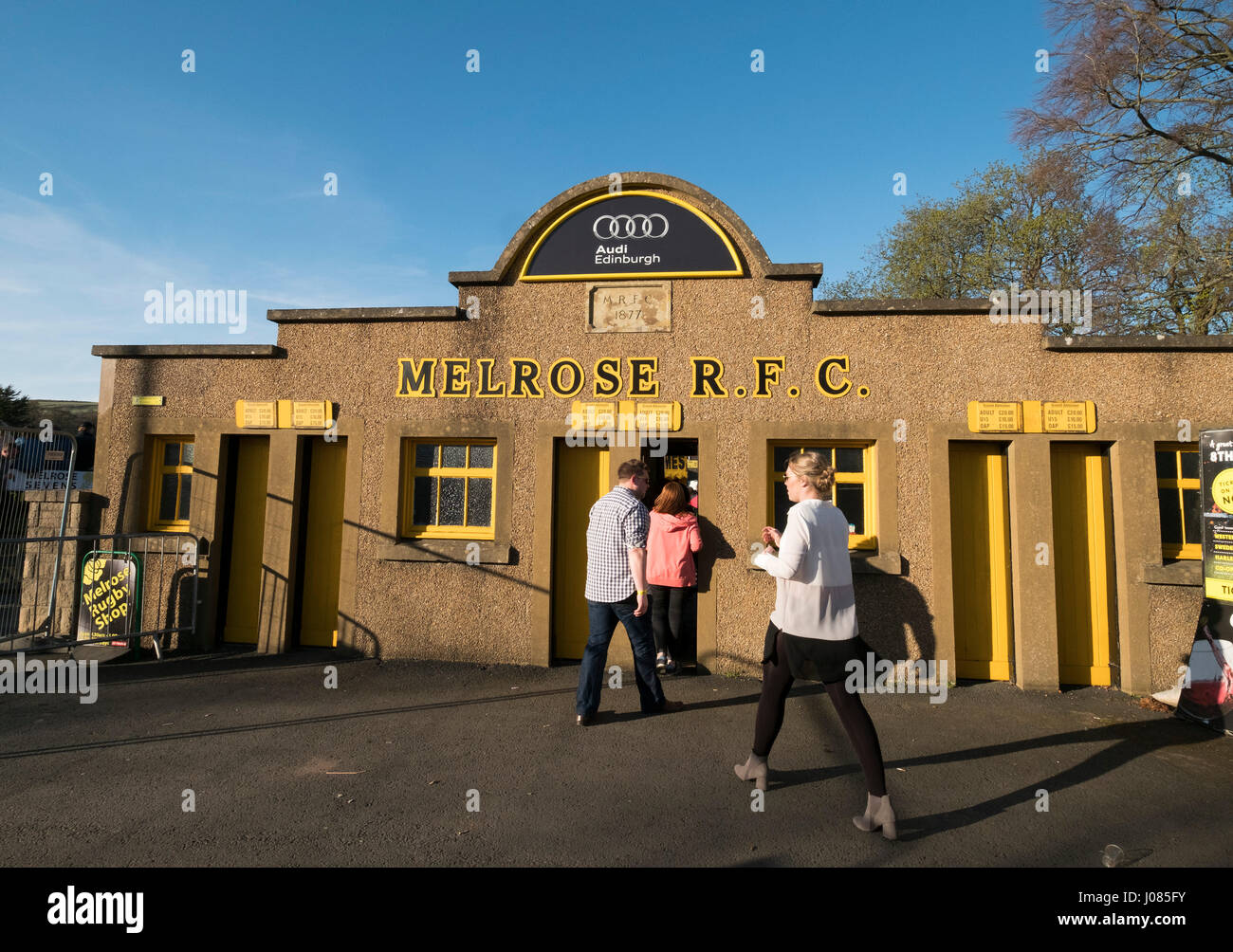 Zuschauer gehen durch die Drehkreuze an den Greenyards zu sehen, der Melrose Siebener-Rugby-Turnier, Melrose, Scottish Borders. Stockfoto