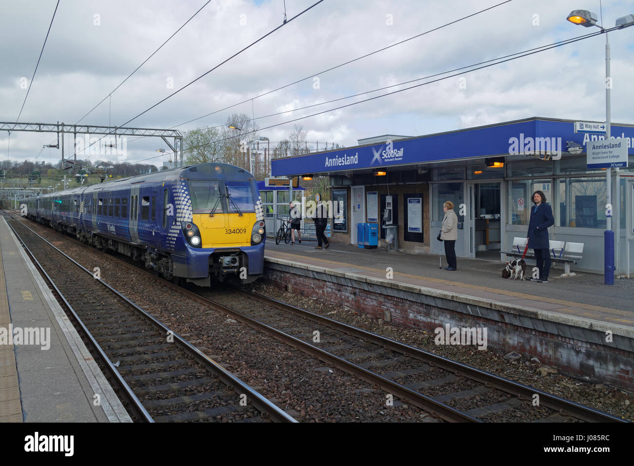 Anniesland Bahn Bahnhof Zug ankommen mit Perspektive und Passagiere Stockfoto