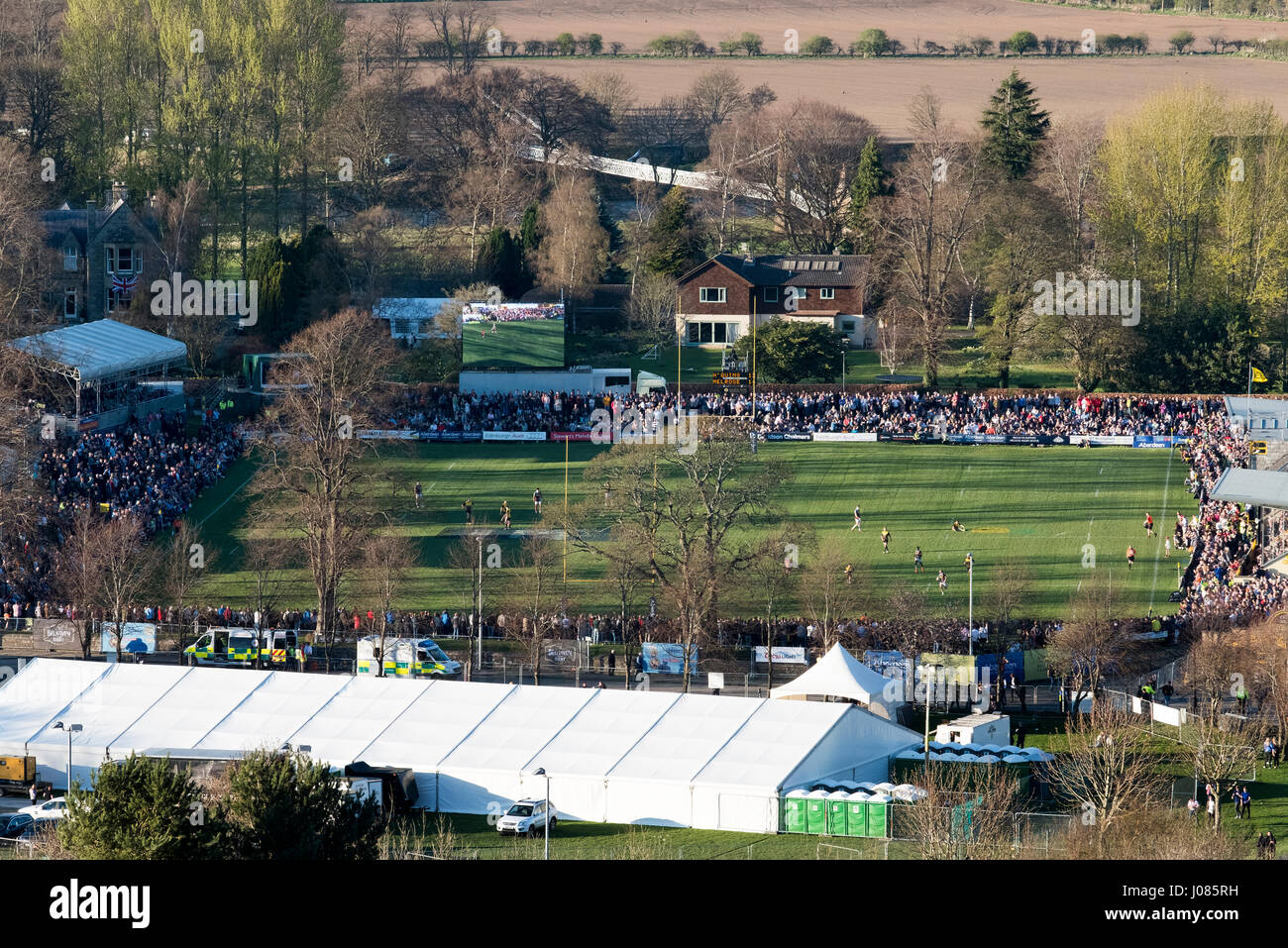 Blick hinunter auf die Greenyards während des Finales der Melrose Sevens, Melrose, grenzt an schottischen. Stockfoto