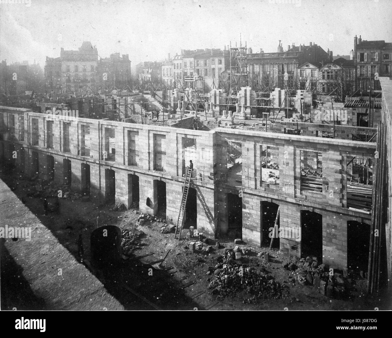 Die „Construction Ancienne Faculté des Sciences de Bordeaux“ beleuchtet die historische Architektur der Fakultät für Wissenschaften in Bordeaux, Frankreich. Das Gebäude ist ein wichtiges Beispiel für akademische Architektur aus dem 19. Jahrhundert. Stockfoto