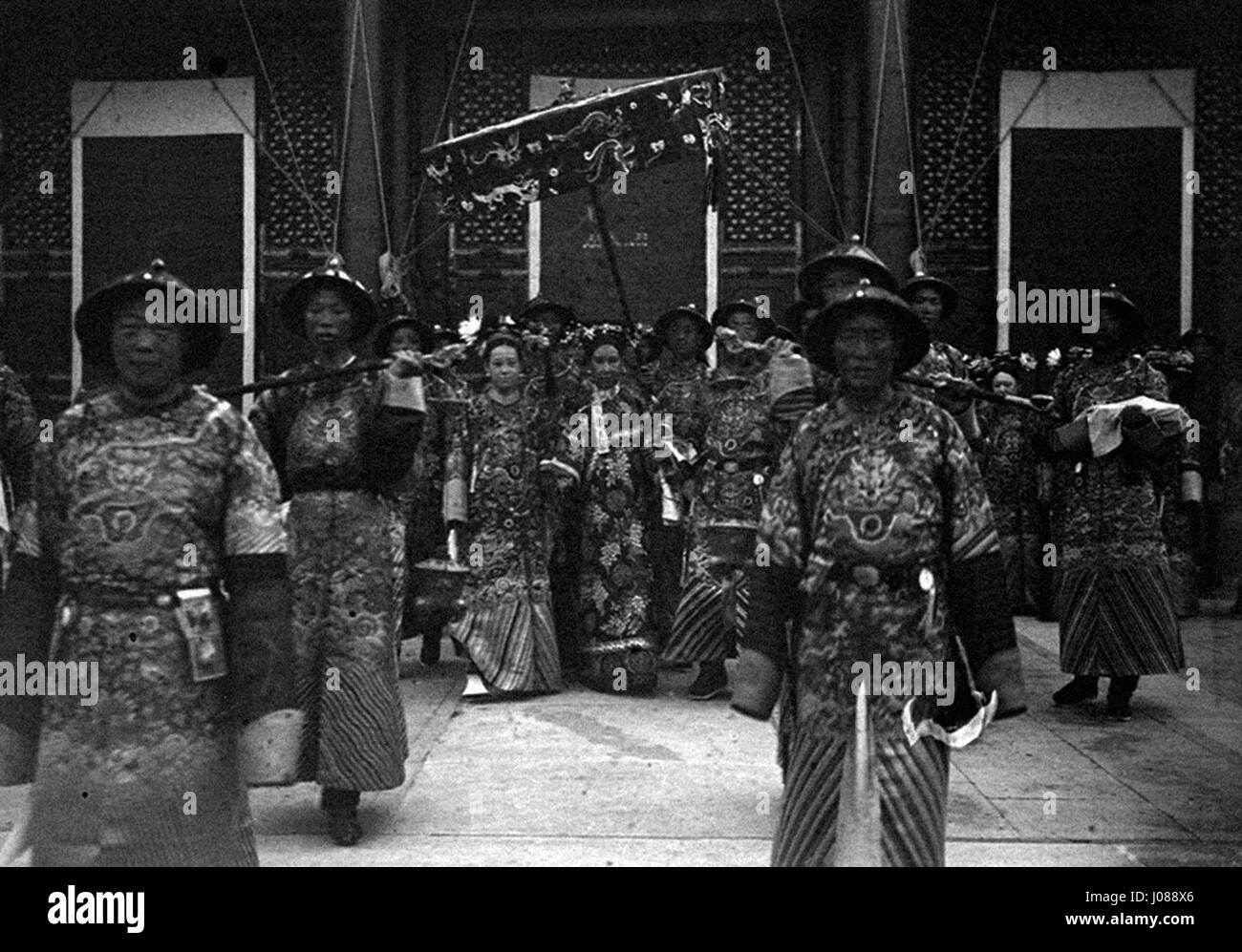 Dieses Bildmaterial zeigt eine komplizierte Darstellung einer unbekannten Szene, die sich auf detaillierte Linienführung und satte Farben konzentriert. Das Thema bleibt spezifisch für den einzigartigen Ansatz des Künstlers und hebt kulturelle Elemente hervor, die aus asiatischen oder nahöstlichen künstlerischen Traditionen stammen können. Stockfoto