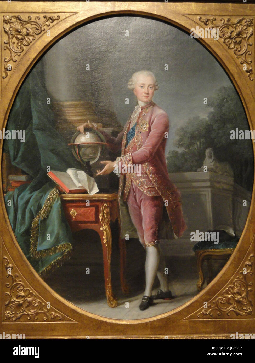 „Der Prinz von Nassau“ von Elisabeth-Louise Vigée-Lebrun ist ein Porträtbild im Indianapolis Museum of Art Das Werk zeigt die königliche Kleidung und würdevolle Haltung des Prinzen und unterstreicht die Fähigkeit des Künstlers, edlen Charakter und Eleganz einzufangen. Stockfoto