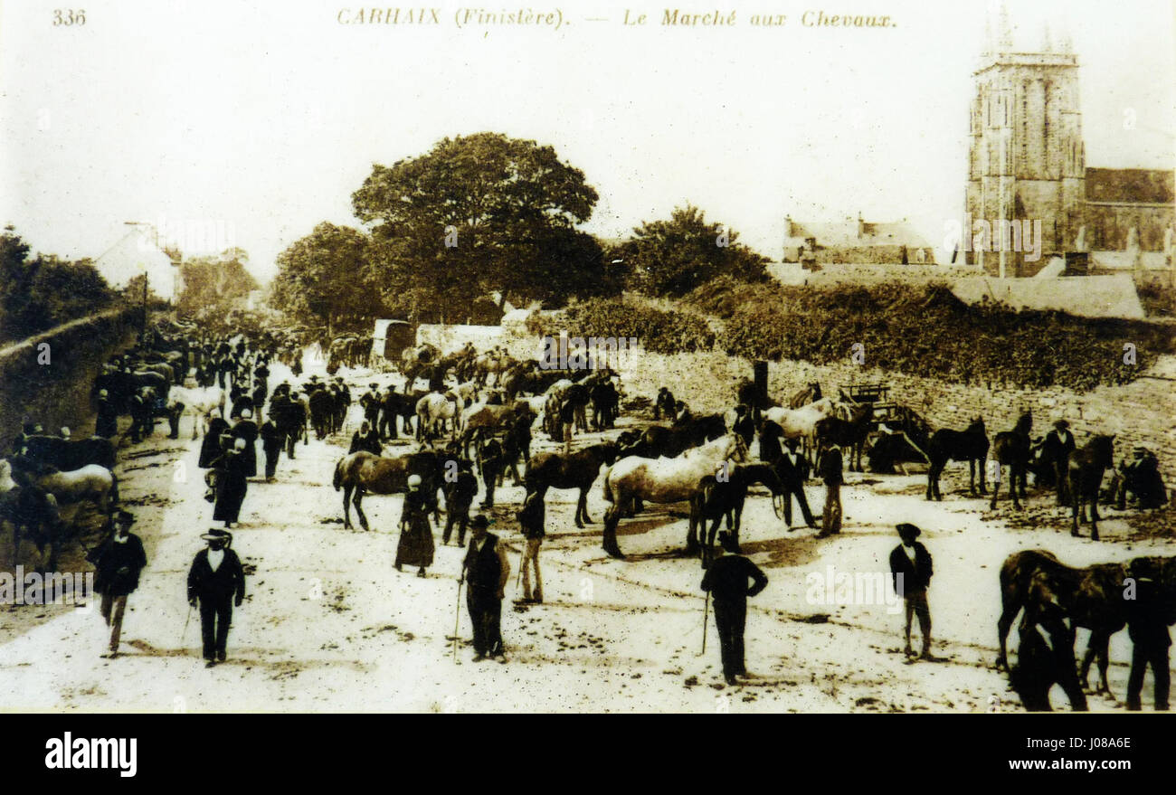 Dieses Gemälde aus dem späten 19. Jahrhundert von Carhaix zeigt einen Pferdemarkt am Place de l'Eglise, der die geschäftige Atmosphäre des Marktes und die kulturelle Bedeutung solcher Zusammenkünfte im ländlichen Frankreich einfängt. Stockfoto